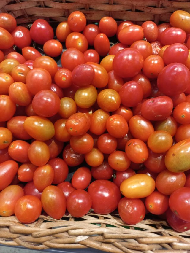 Tomates- cereja. É uma espécie  de tomate cujo tamanho é menor e, seu sabor é um pouco mais doce, do que o tomate comum. É usado em saladas, enfeites de pratos ou mesmo ao natural