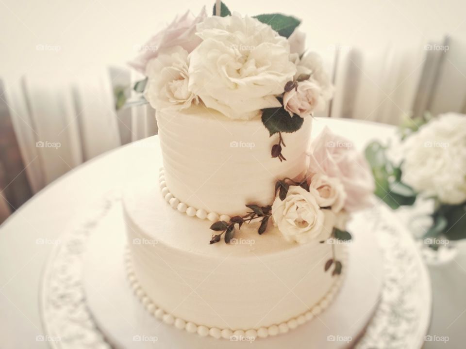 Simply elegant beautiful wedding cake with pink and white roses