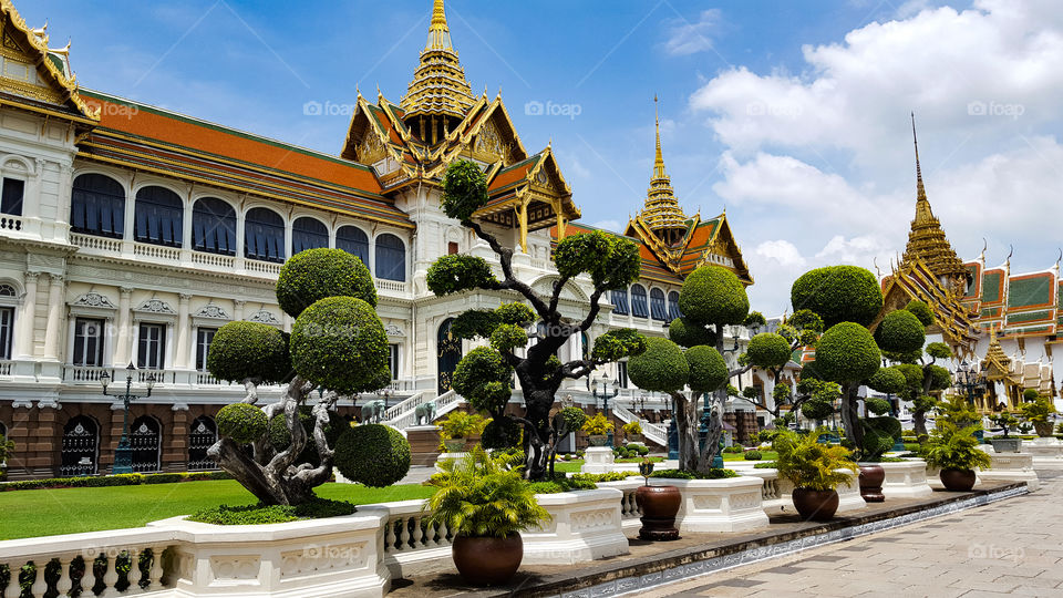 The Royal Grand Palace (in Thai: พระบรม มหาราช วัง, Phra Borom Maha Ratcha Wang) is a complex of buildings in Bangkok, Thailand, which served as the official residence of the King of Thailand from the 18th century until the mid-20th century. With the death of King Ananda Mahidol in the Palace of Baromphiman, King Bhumibol Adulya moved the official residence to the Chitralada Palace.
The construction of the complex of the palatial complex began in 1792, during the reign of Rama I. It is located east of the Chao Phraya River, protected by it. The rest of the complex is defended by a fence of 1,900 meters in length that includes an area of 218,400 square meters. Beyond the fence is a channel, also created for defensive purposes. Thus the area resembles an island, known as Rattana Kosin. The most prominent places are the Wat Phra Kaew temple, which contains the Emerald Buddha, and the Renaissance-Italian-style Chakri Mahaprasad Hall building.