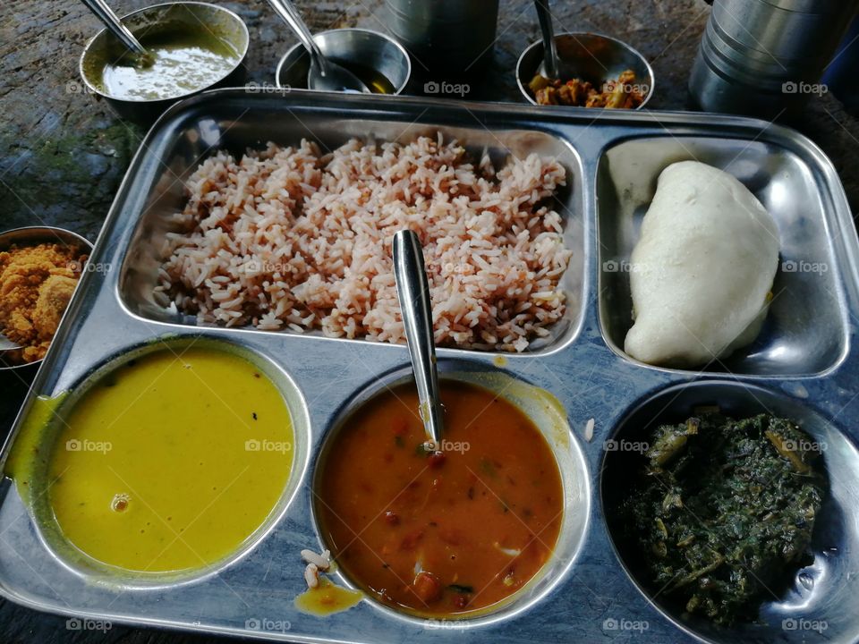 Healthy Traditional spicy
Himachali(kullu Food) usually  taken as lunch or dinner in upper Himachal or  kullu-Manali  it include Rice, salad,kidney beans,spinach,Indian curry,pickels,ghee and sweet.