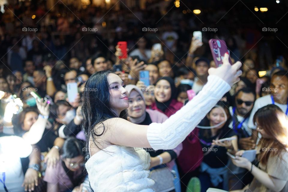 Artist indonesia the lyondra selfie with fans in stage people all antusias