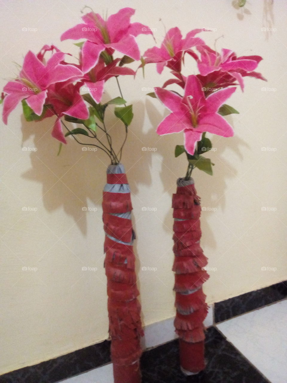 Artesanato, decorativo com garrafas de azeite e flores artificiais