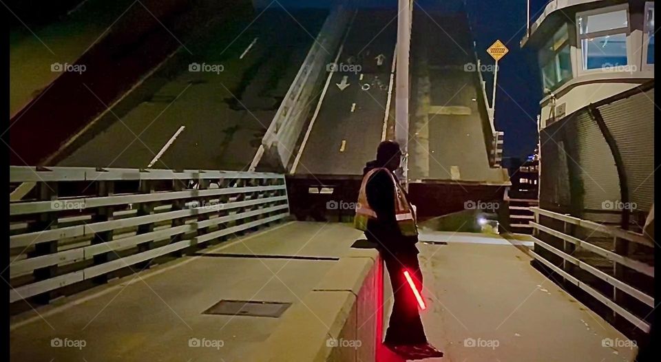 The “Pulaski Bridge” is slowly coming down to reopen for cat traffic to once again go through. At the moment everybody has to wait for however long it takes. 2022. Hypnotic Productions