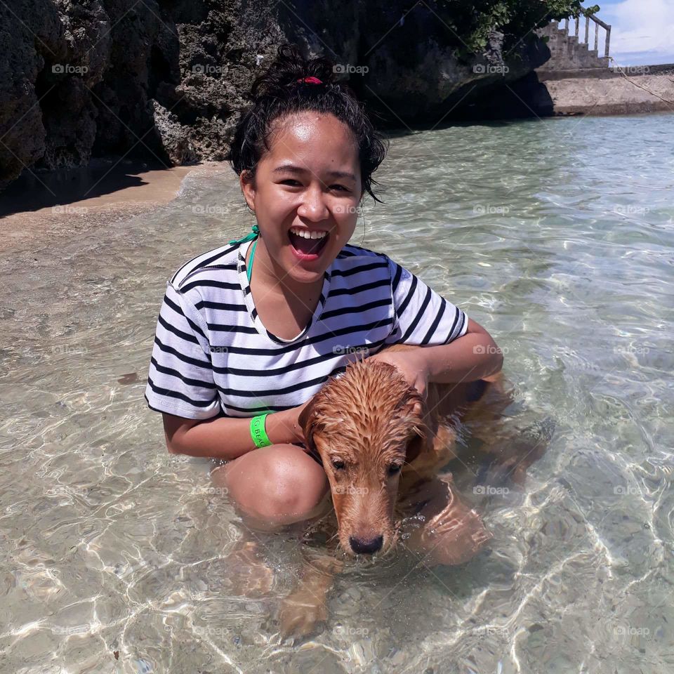 This is my paky. She's very shy haha. We enjoy playing at the beach. 💋