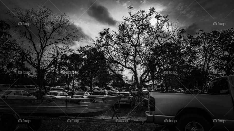 Veículos e paisagem.