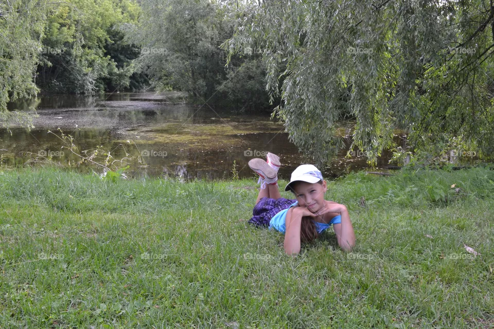 у пруда