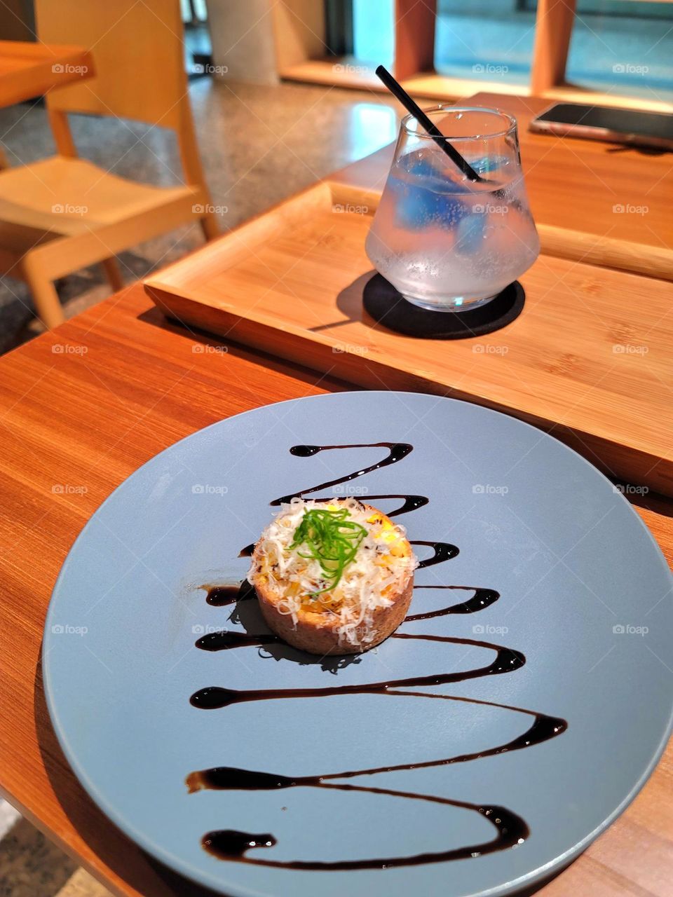 Salty cheese tart with green onions and rum cocktail