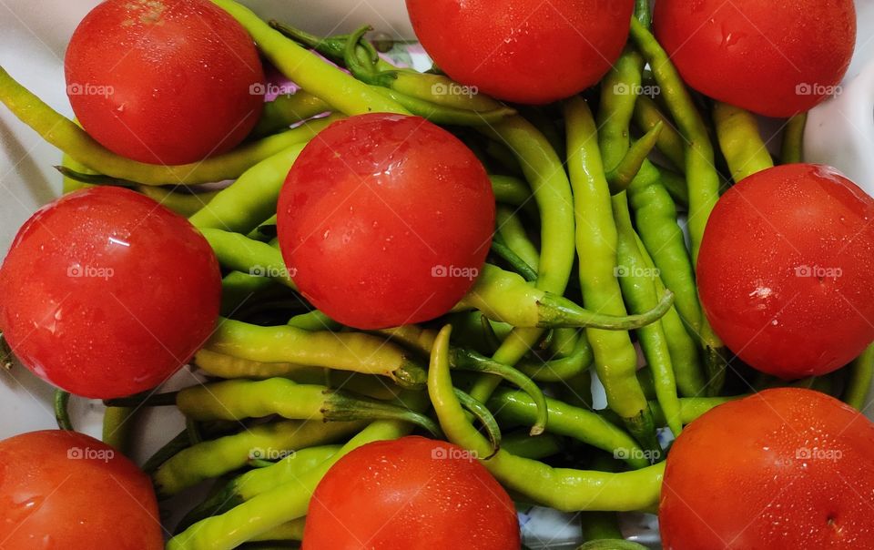 green and red color tomatoes and chillies color combination