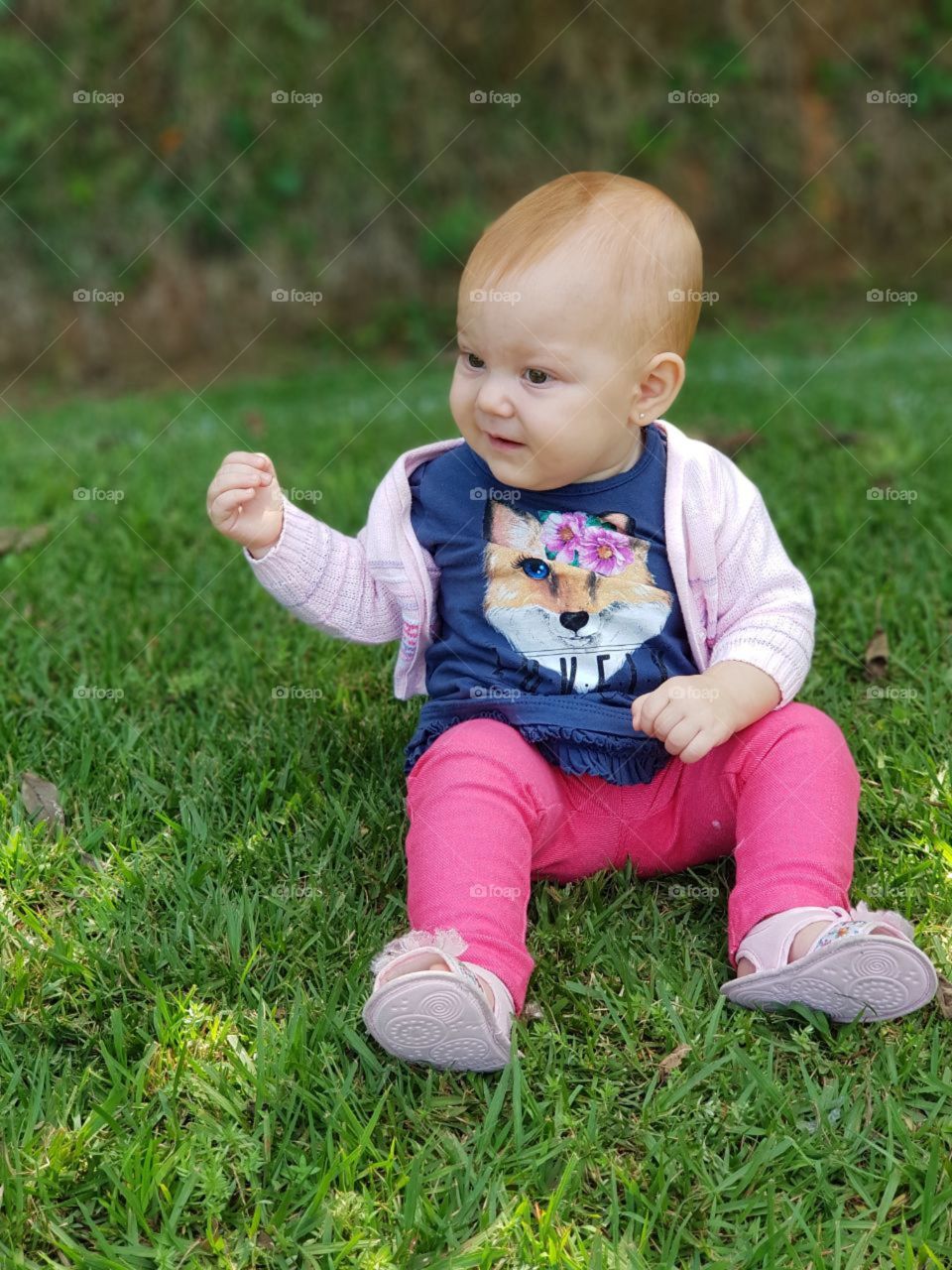 Minha Maria Estela, cada vez mais doce, brincando no gramado. Que doçura de menininha...