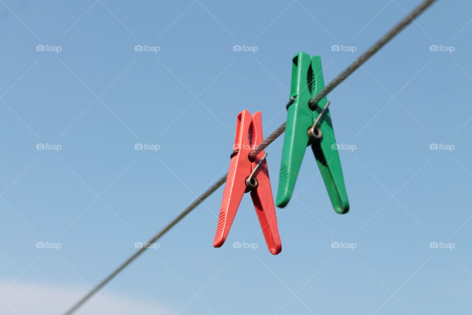 Clothespins, sky, rope, red, green, sky background, прищепки, стирка, laundry