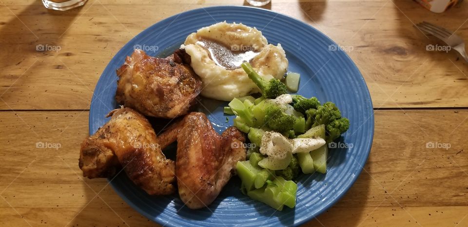chicken mashed potatoes gravy and broccoli