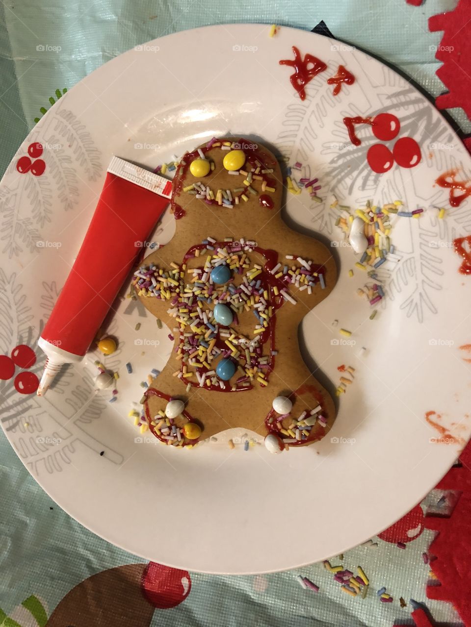 Kids activities decorate a ginger bread man 