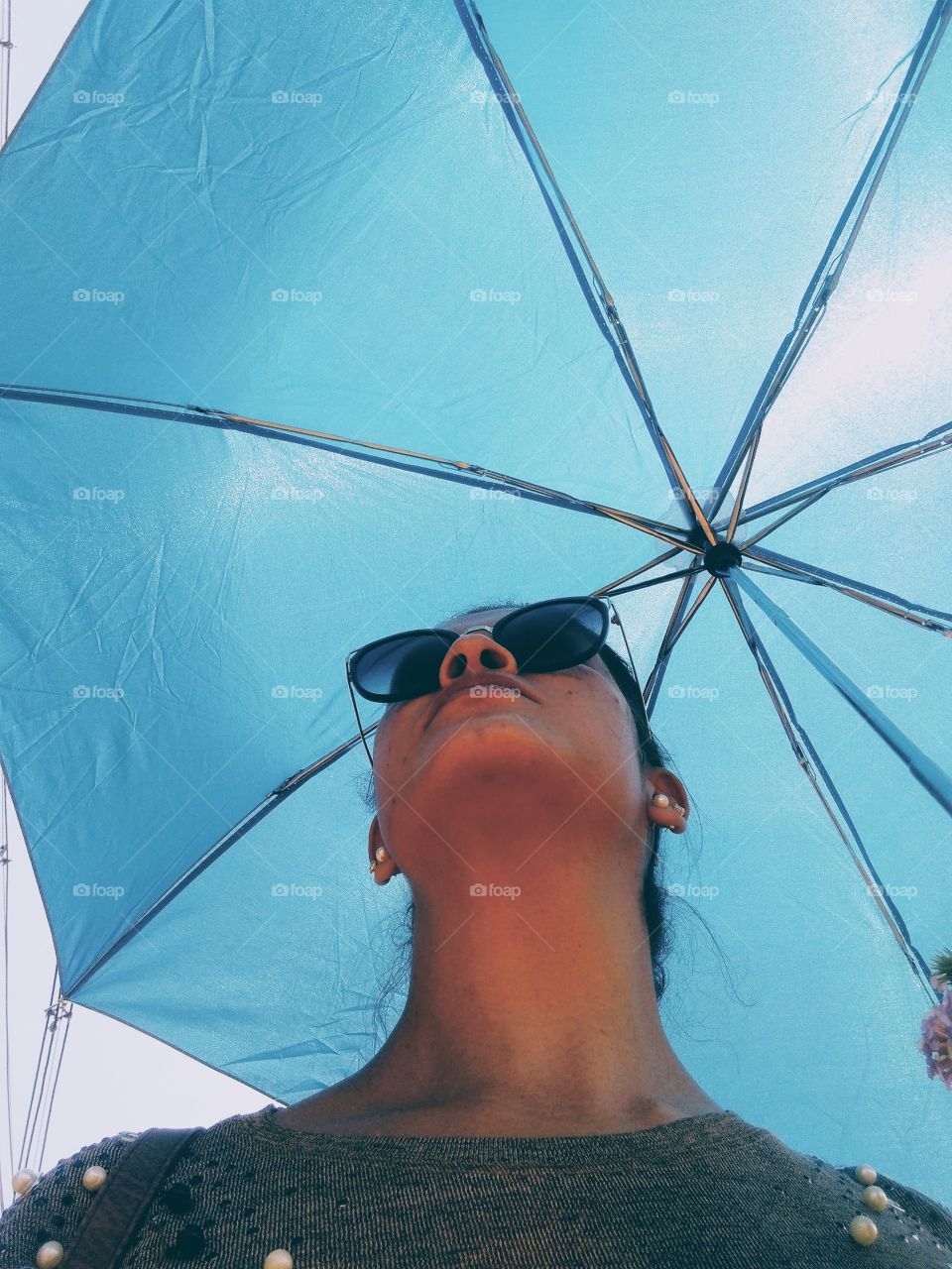 Clic descontraído mulher com guarda sol