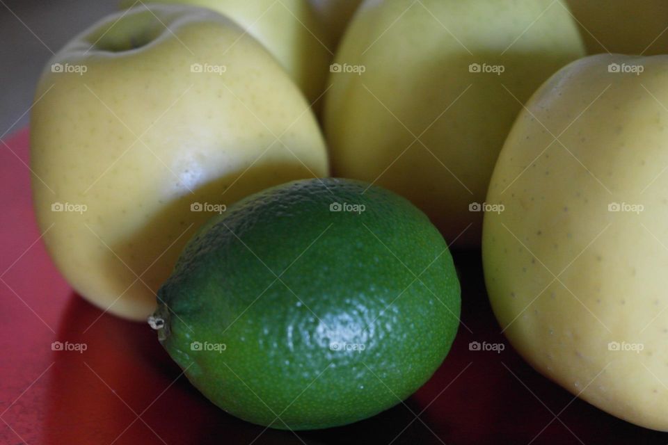 Lime and apples on the plate 
