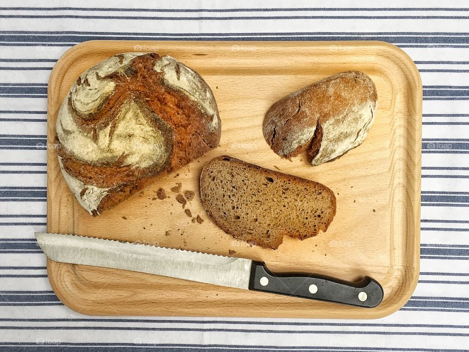 Cutting farm bread