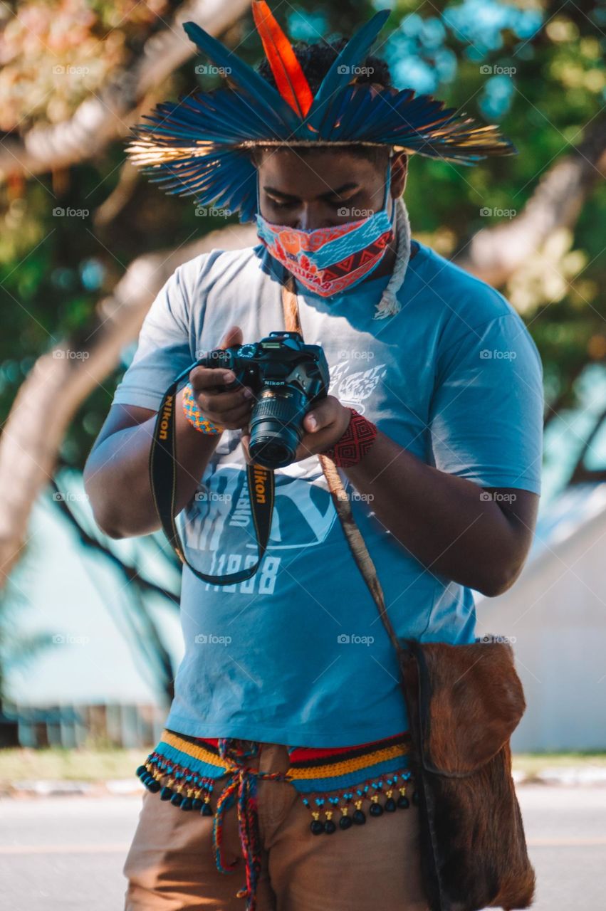 Indígena pataxó fotografando 