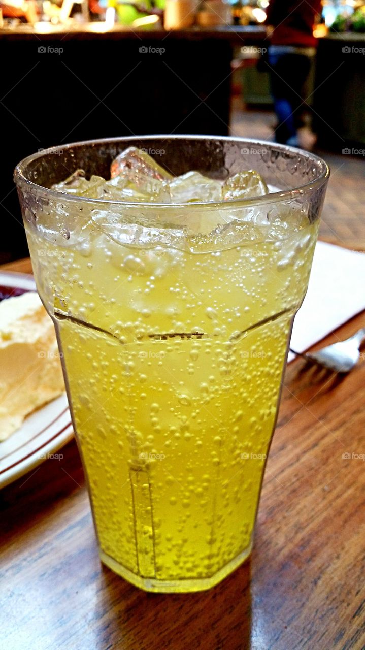 soda in glass with ice