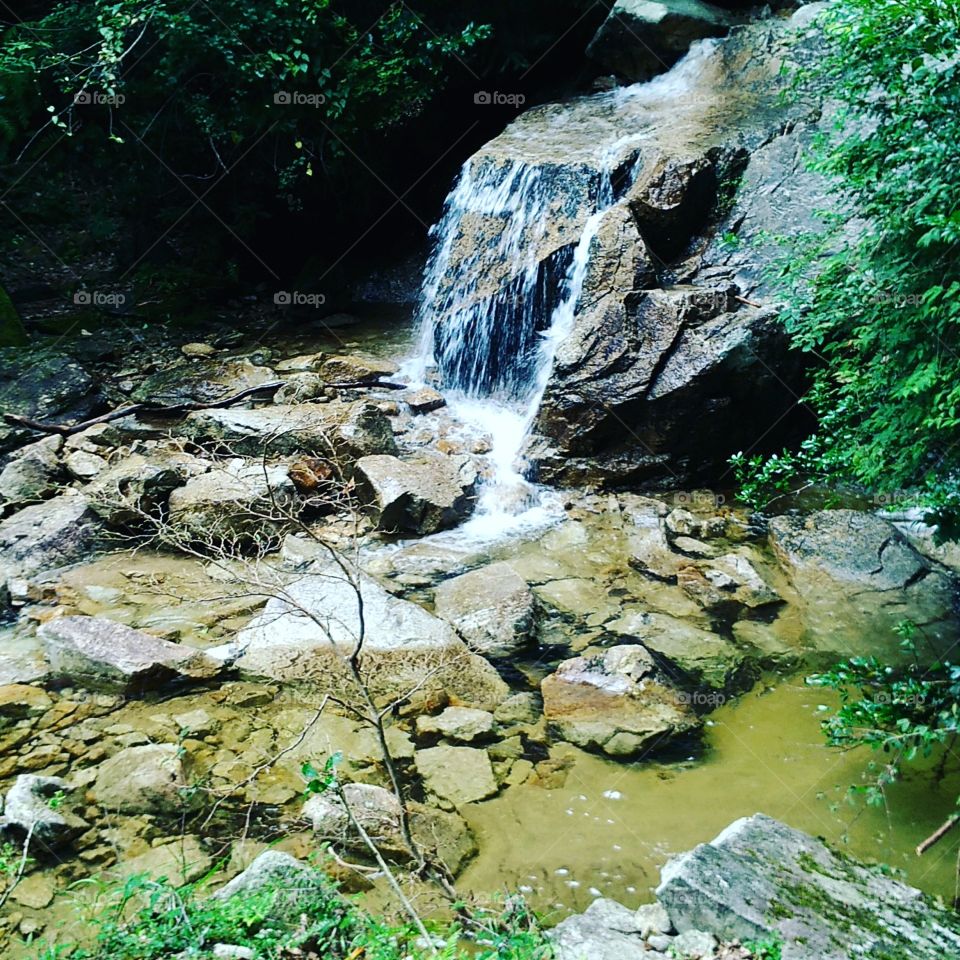 Cachoeira em montanha no Japão