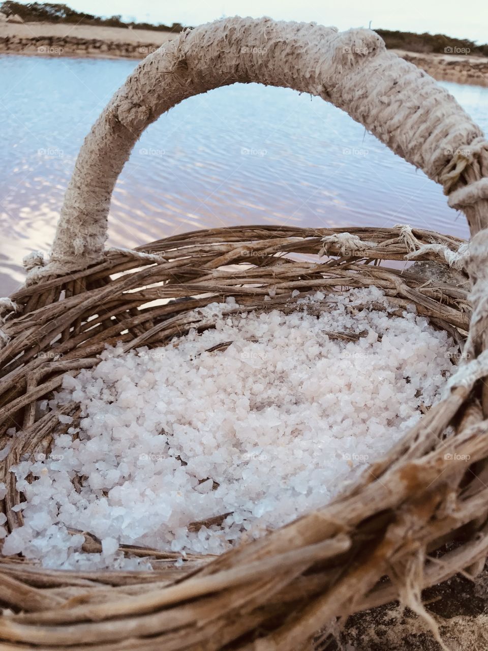 Pink salt in a basket 🧺