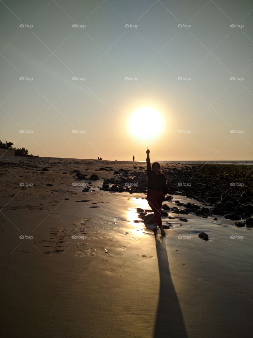 Atardecer en la playa, tocando el sol