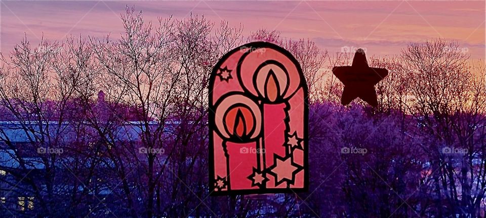 This rather large Christmas decoration presented itself one morning when looking out the window in „Bavaria“, Germany. The time of advent is here and Christmas is only a little bit over two weeks away. 2023. Hypnotic Productions