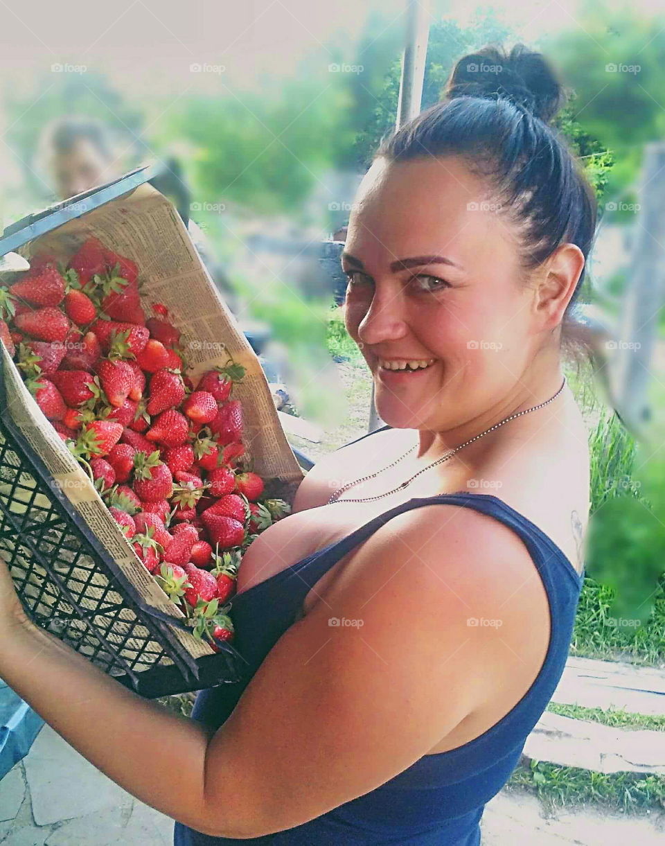 beautiful girl with a strawberry box