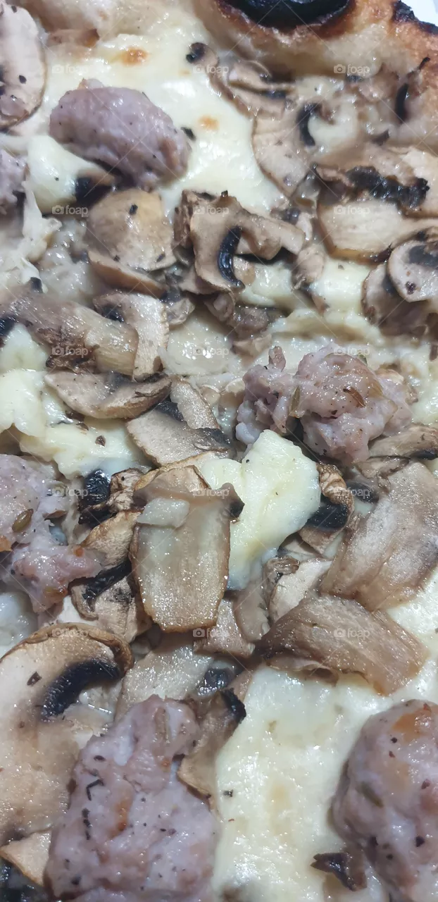 mushroom and sausage pizza