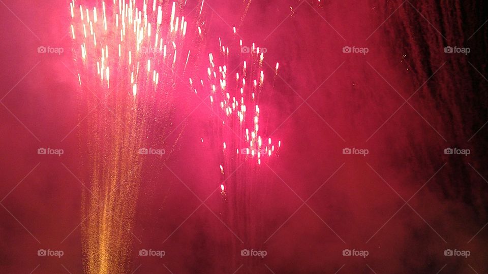 Show piromusical, pirotécnico. Queima de fogos, luzes, céu, noite.