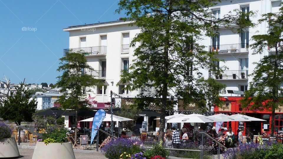 Residents and tourists take advantage of the flowered terraces of the city's cafes and restaurants to meet and share moments of conviviality.