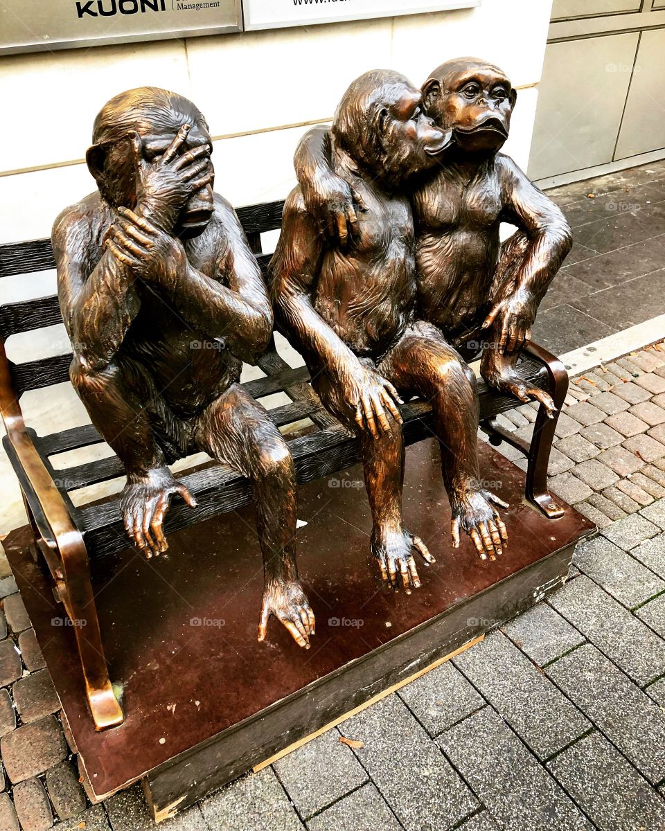 No Eyes See #2018 #germany #köln #frankurt #monkey #buddies #kiss #sony6500 #noeyesee #homossexual #3legs #missingleg #statue #copper #gays