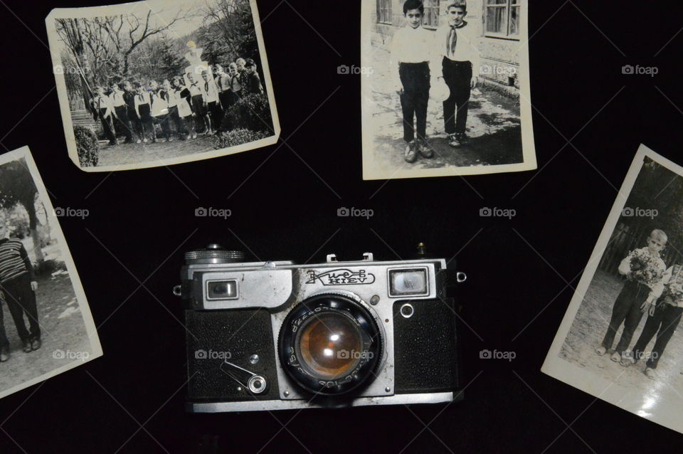 old photos, black and white photos, retro, camera, cues, dark background,