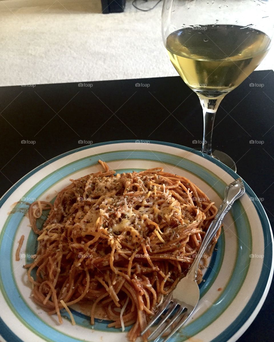 Whole wheat spaghetti with homemade tomato sauce (diced tomatoes, garlic powder, crushed red pepper, lemon pepper..) and sautéed red peppers 🌶YUM! And of course a side of wine to seal the meal.