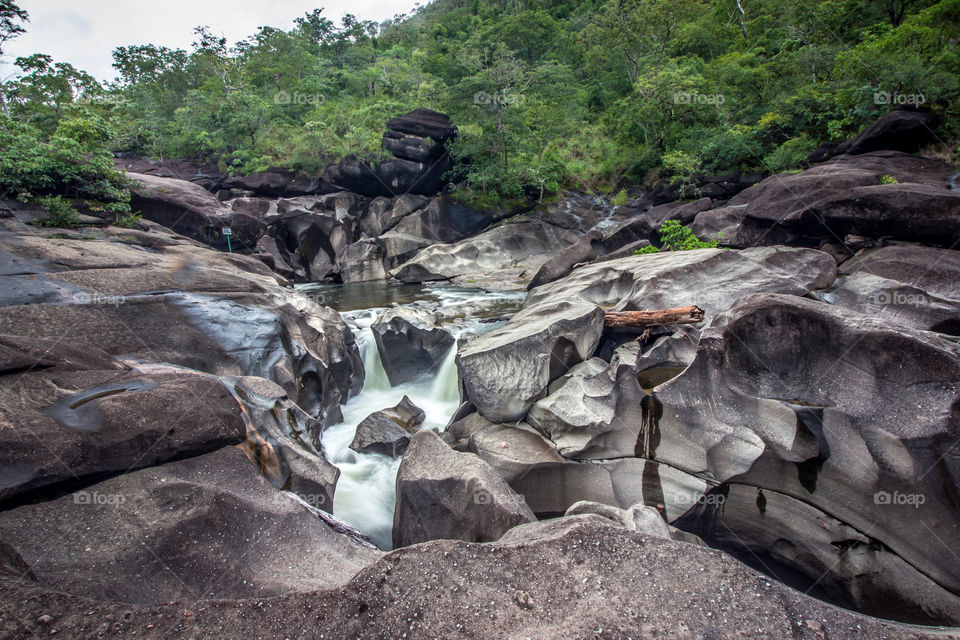 Cascade between rocks