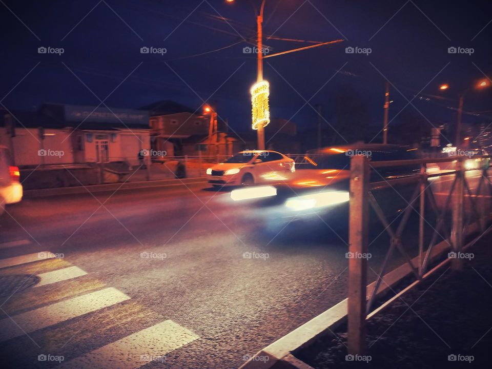 the movement of cars on the highway of the city at night.