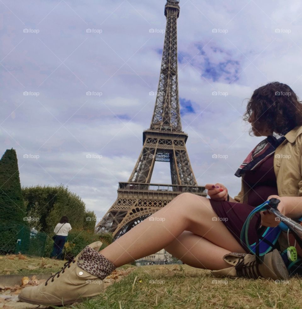 look viajero chick, vestido lindo y botas para recorrer París