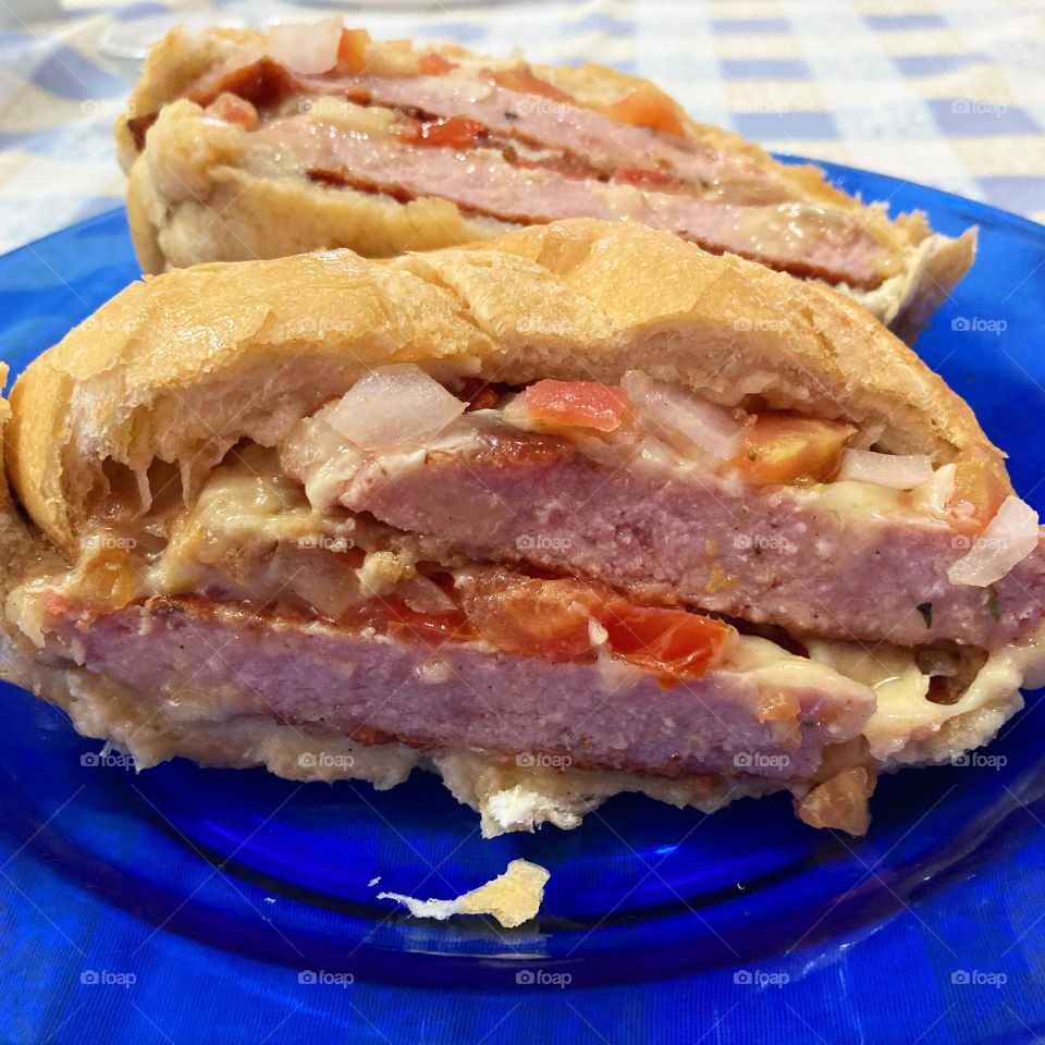 Um delicioso lanche de linguiça de Bragança Paulista para saborear. Quem vai querer?

O almoço saiu um pouco mais tarde, mas valeu a pena…

Olha a gula se personificando!