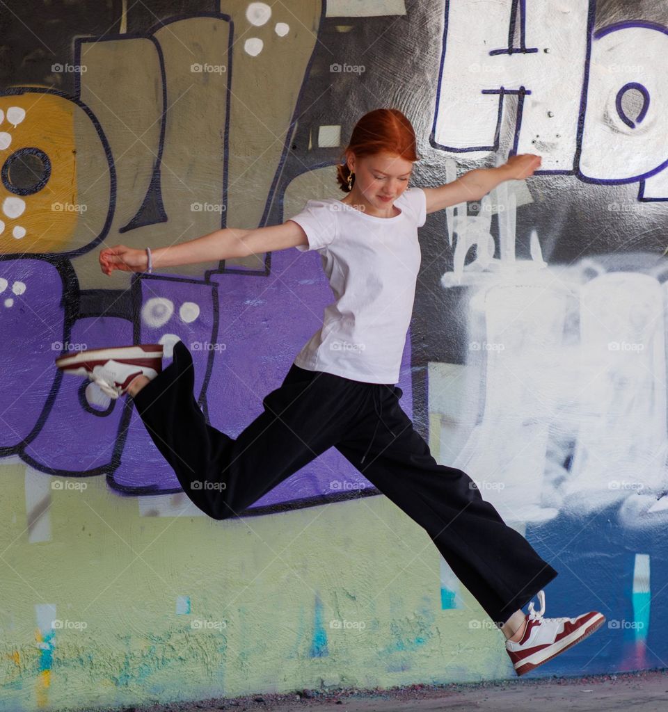 teenager dancing breakdance and hip hop when she thinks shes alone. I was a little something at the wall lol