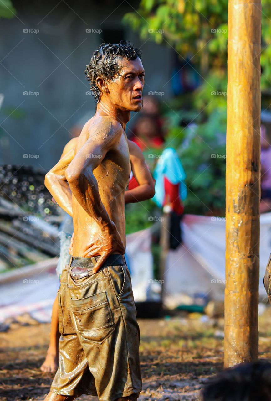 A participant with a tired expression at the pole climbing event.