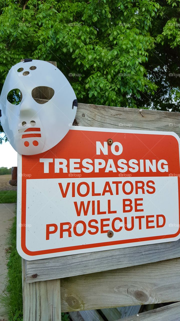 no trespassing sign