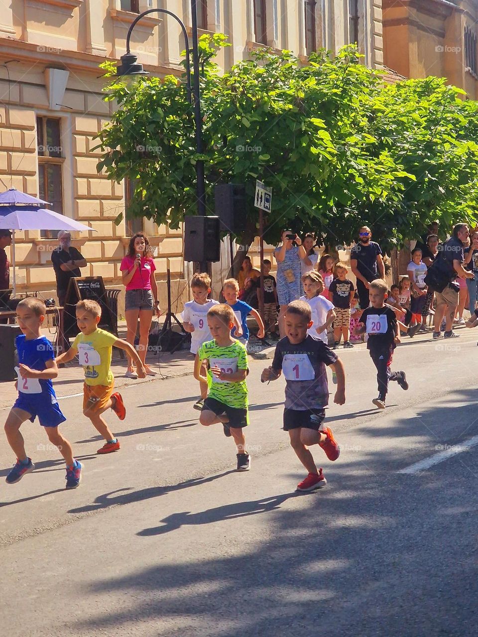 the crowds of children at the marathon