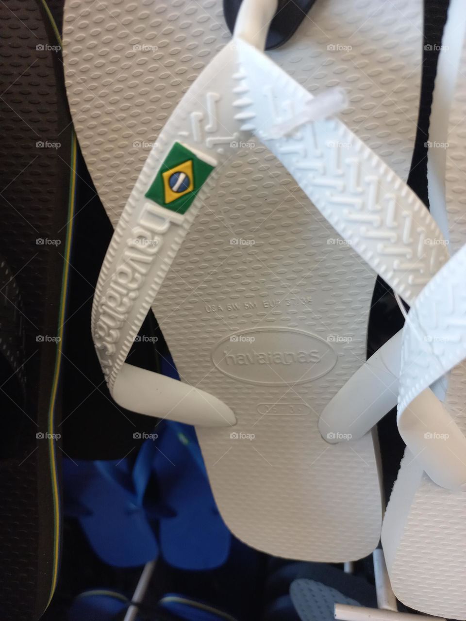 Esses chinelos não  escorregam. São os chinelos Havaianas, firmes nos pés e no  chão. O ideal para qualquer ocasião!
