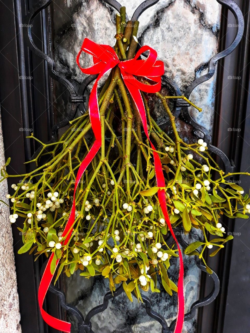 Waiting for the loved one with mistletoe