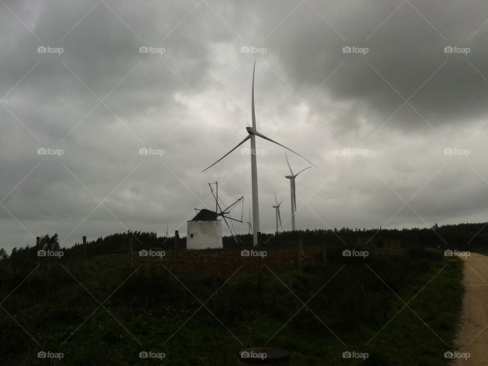 Moinhos de vento de farinha e de energia eólica Torres Vedras Portugal