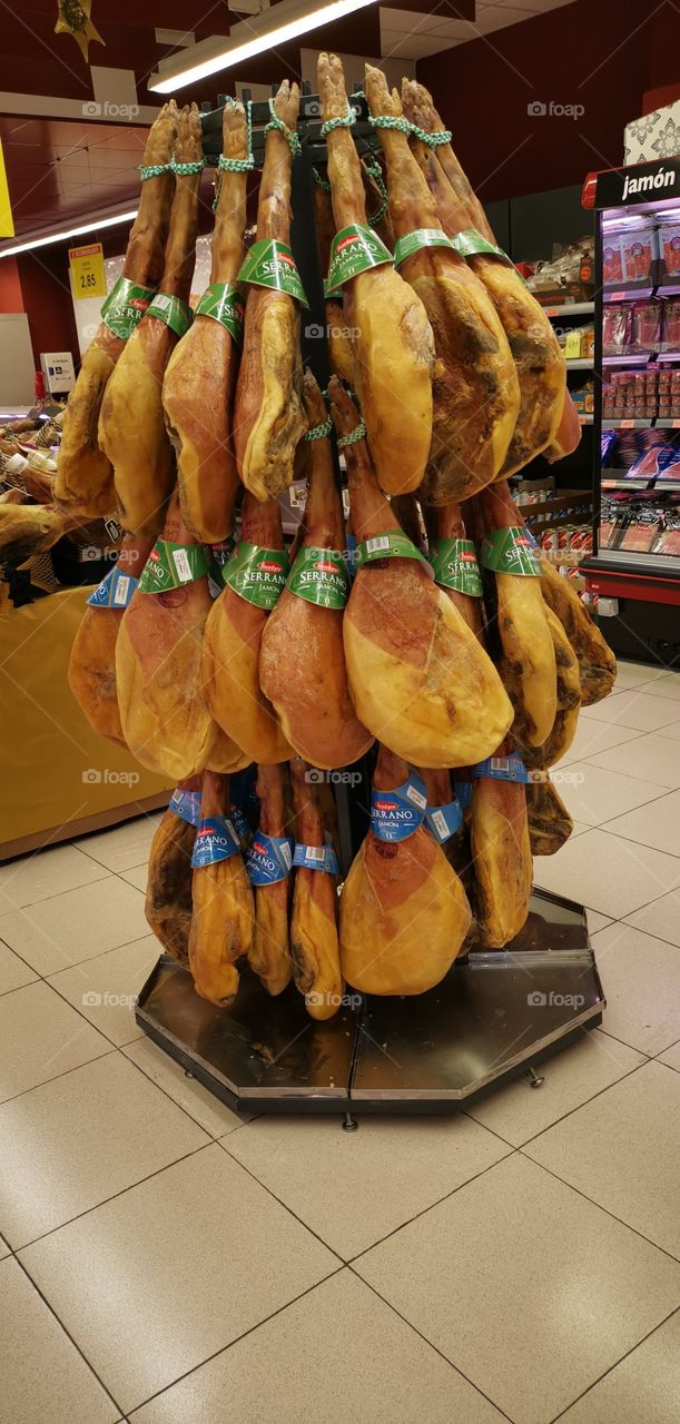 jamón serrano en un mercado español