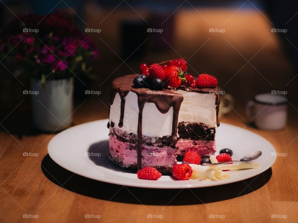 Moosse cake with white chocolat, yoghurt and raspberry