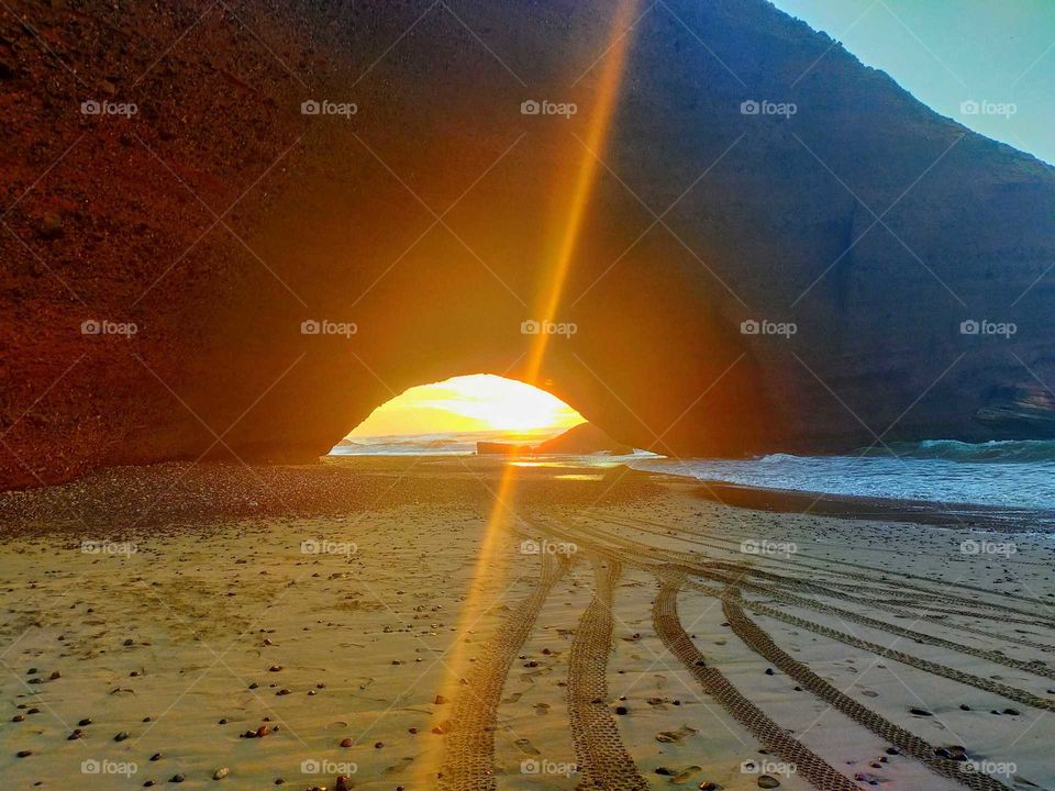 Sunset below the arch in Elghzira beach in the region of Ifni, Morocco
A beautiful scene 🤠