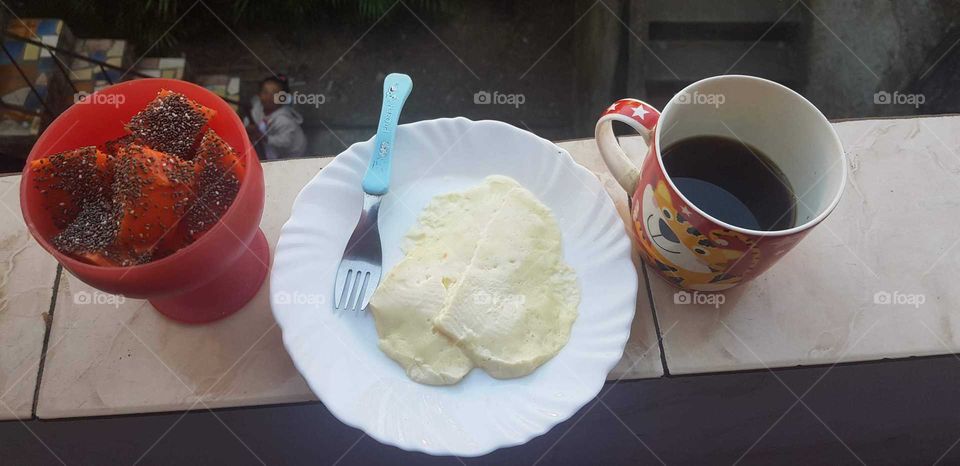 Café da manhã saudável, com queijo e mamão.