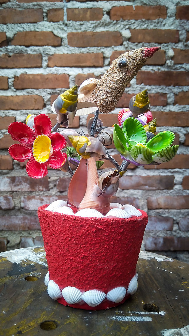 This is a picture of a craft made and assembled from raw materials for sea shells, which are arranged using glue