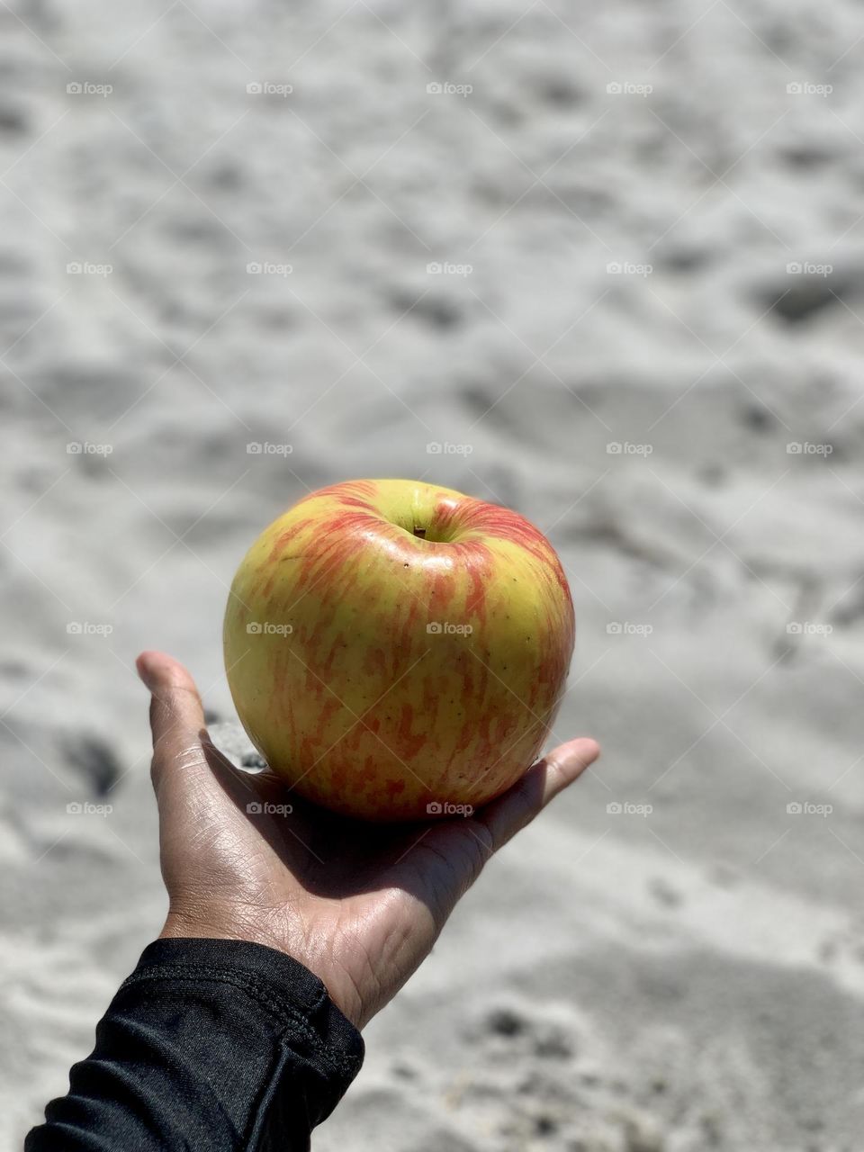 A person holding an apple crisp