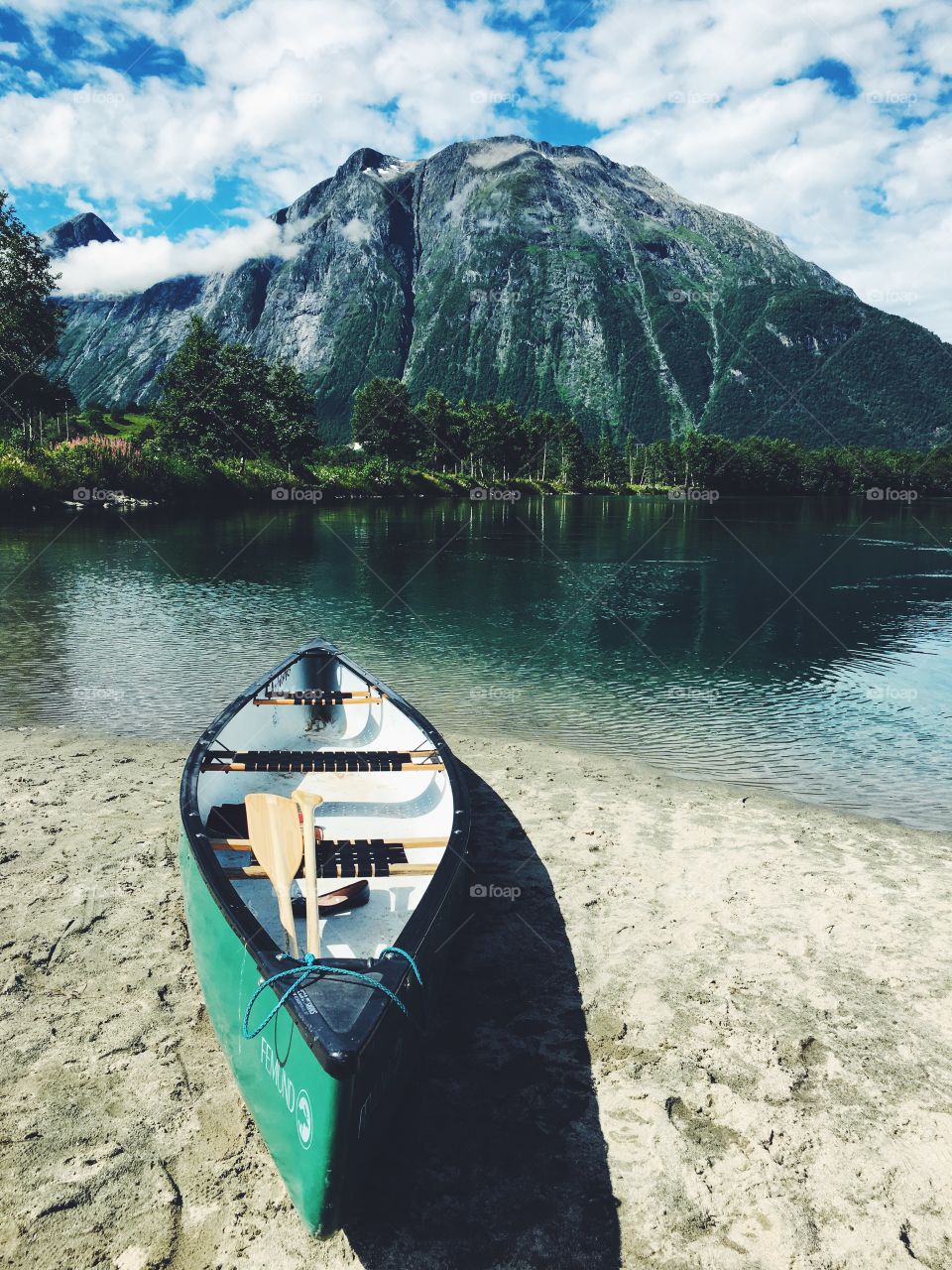 Boat bear the lake 